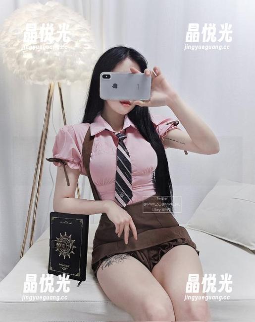 天台上，Aram(아람)的照片引发了一场想象的风暴——偶尔的变化难道是好事？