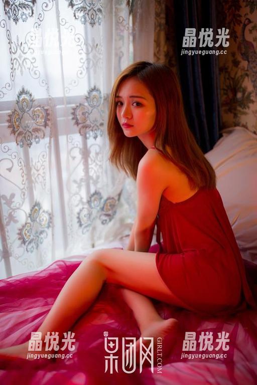 GIRLT果团网-黄歆苑 GIRLT果团网 - 看,黄歆苑的短裙在图库里翩翩起舞,赶快下载体验!