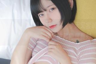 不一样的Hizzy(히지)自拍合集，今天又尝试了哪些新姿势呢？呵，这个脸部角度真妙