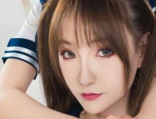 Ligui丽柜 – 敏儿在白色中的每一个姿势，都像在跟我互动，图片里有种淡淡的默契。