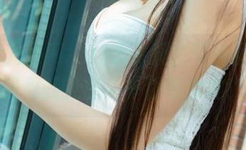UGirls尤果网 – 红裙飞扬，芊小童在图库里寻找灵感，一秒变女神！