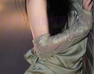 YouMi尤蜜荟 – 假如妮可基德曼在充气城堡拍照，那应该像左冰Queen这本“女王”写真集吧？