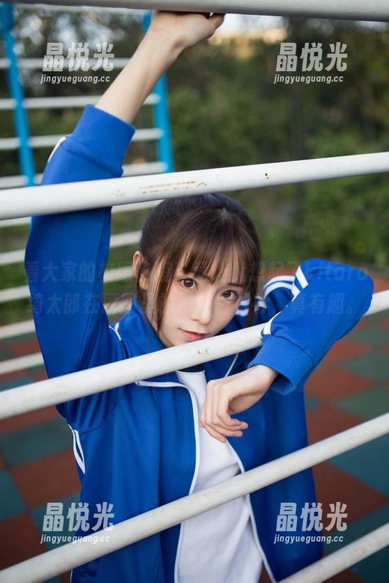 看大家的校服热衷，竟让我想起了kitaro绮太郎在原图里的那件白衬衫，真有趣。
