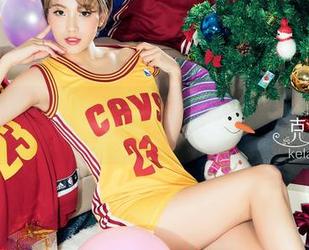 克拉女神 – 打开YOYO的泳衣无圣光图片，感觉整个海滩都闪耀了…