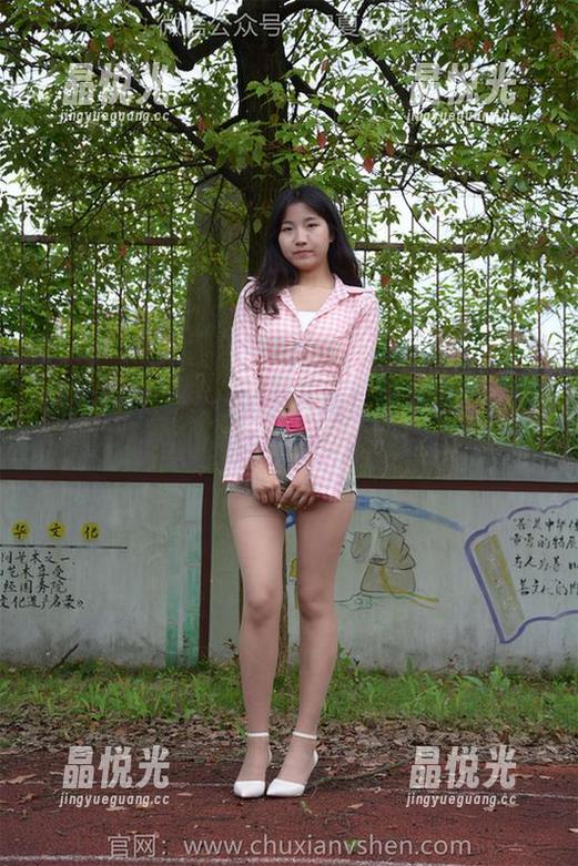 初夏女神-依依 初夏女神 - 依依的黑色瘦身连衣裙:小黑皮鞋的优雅救星–高清写真
