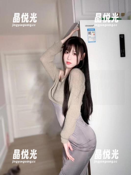十万口草莓粥粥 微密圈 - 十万口草莓粥粥的2024舰长福利,一组无圣光美图,让你忍不住刷屏,差点为了它放弃了工作!