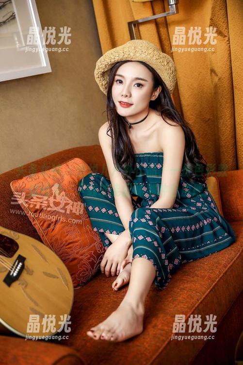 头条女神-信悦儿 头条女神 - 信悦儿户外作品,一份色彩款款而来,下载才能品味那种自由感!