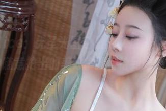 奈汐酱Nice：无圣光图包里的女孩，实在是把那种随意拍出的美好拿捏得恰到好处。