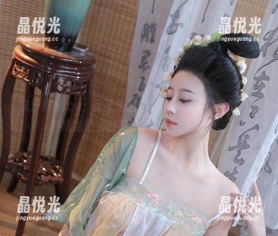 奈汐酱Nice：无圣光图包里的女孩，实在是把那种随意拍出的美好拿捏得恰到好处。