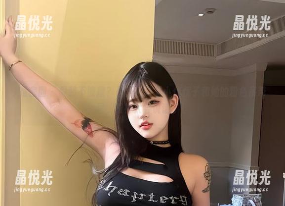 小优优子 微密圈 - 假装不被撩?最新照片里小优优子和她的粉色吊带裙,眼神太会说话了!