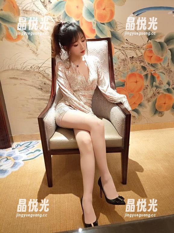 制服与欲望的微妙平衡，小女巫露娜的美图永远扑朔迷离。