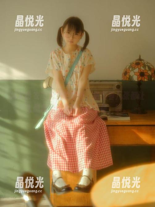 幼水铃衣图包里的眼镜，随便看几张都让人想起那些年瞎买的眼镜，哎。