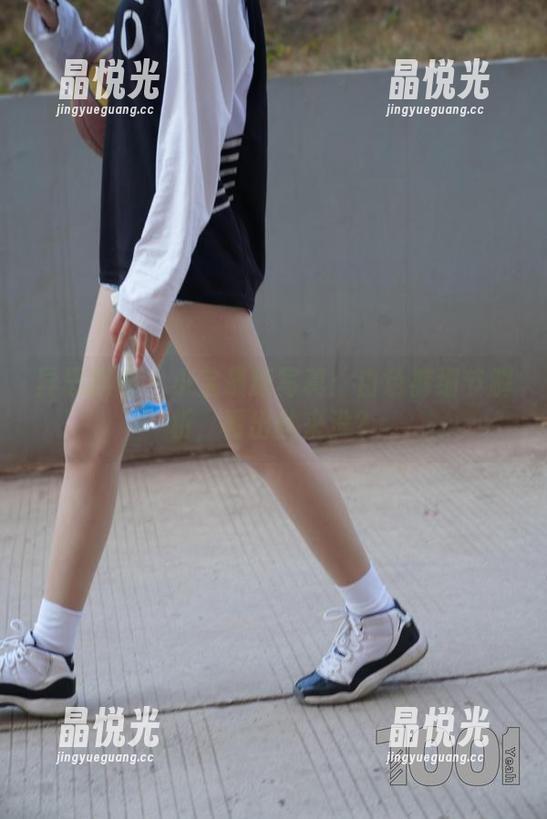 异思趣向-小宝 异思趣向 - 小宝最新写真:白色裤细节解析,看出丝来没?