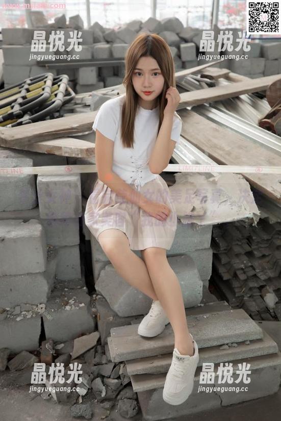 梦丝女神 - 看完莹仙女的美足写真，决定继续在家美容“我的小脚丫”。