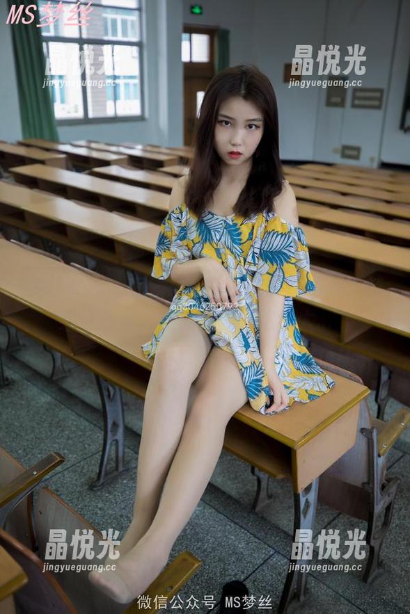 梦丝女神 - 在线来看香萱的制服写真，结果让我只能默默想：“这也太...”