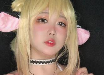 私房也能穿出蕾丝的气场，椒妮佐仁又搅动了我的视觉。