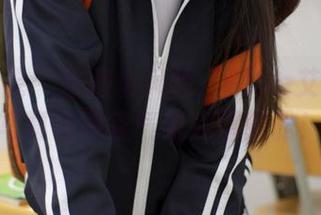 模范学院 – 校服也风骚：Ellie艾栗栗的写真让课堂气氛变得轻松！