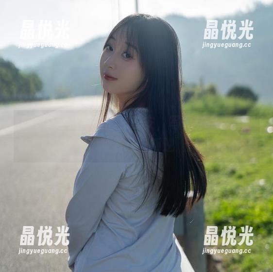 待在午后光影里的浅安安，写真作品中似乎藏着几分叛逆