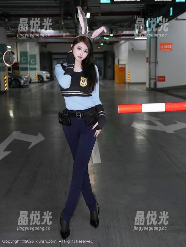 秀人网-Elise谭晓彤 秀人网 - Elise谭晓彤的吊带不只是装扮,作品集分享,透着点小心机呢。