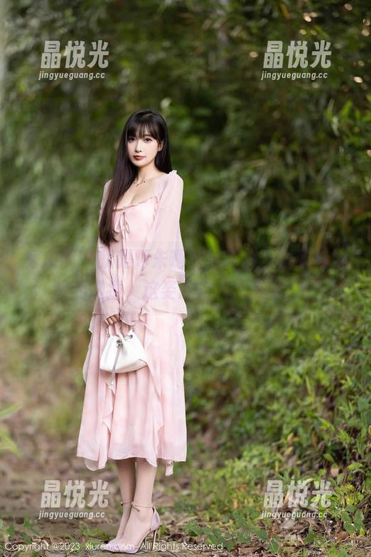 秀人网 - 就是阿朱啊的写真集，优雅与妖娆的碰撞，这姿态让我想起了……