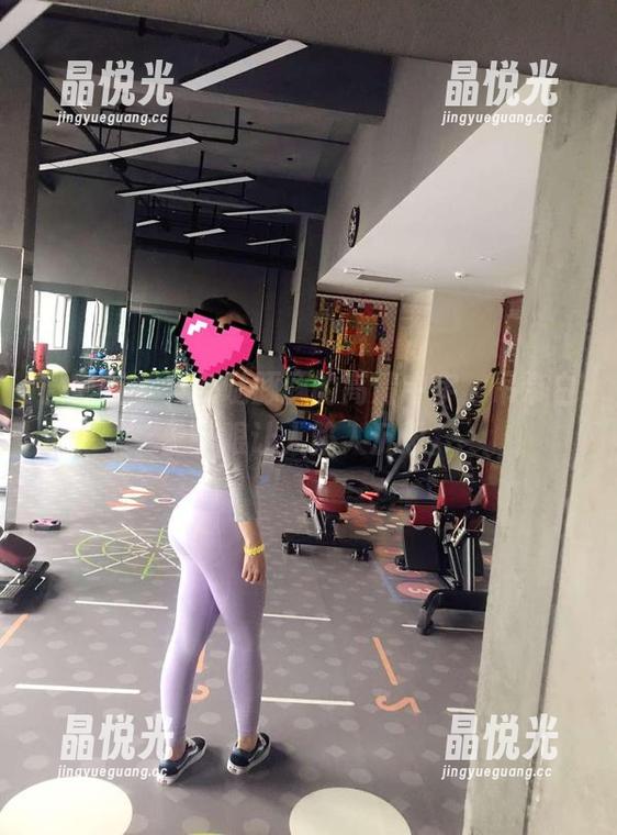 微密圈 - 紫色哒豚豚的高清中字，吊带白丝一眼让人陷入沉思。