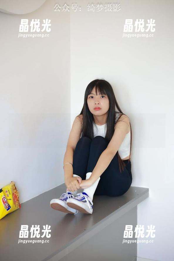 绮梦摄影 - 在线上逛，瞥见幼幼的套装写真，脑海中不禁浮现穿搭的无限可能。
