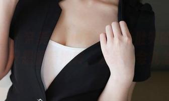 美媛馆 – 奈美nana古典韵味肚兜的私拍原图：只想围着她转，发呆一会儿怎样？