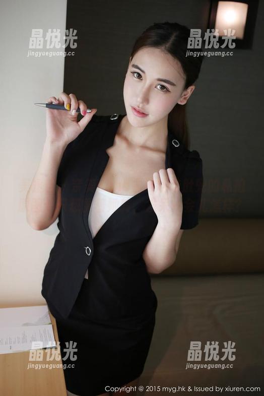 美媛馆 - 奈美nana古典韵味肚兜的私拍原图：只想围着她转，发呆一会儿怎样？