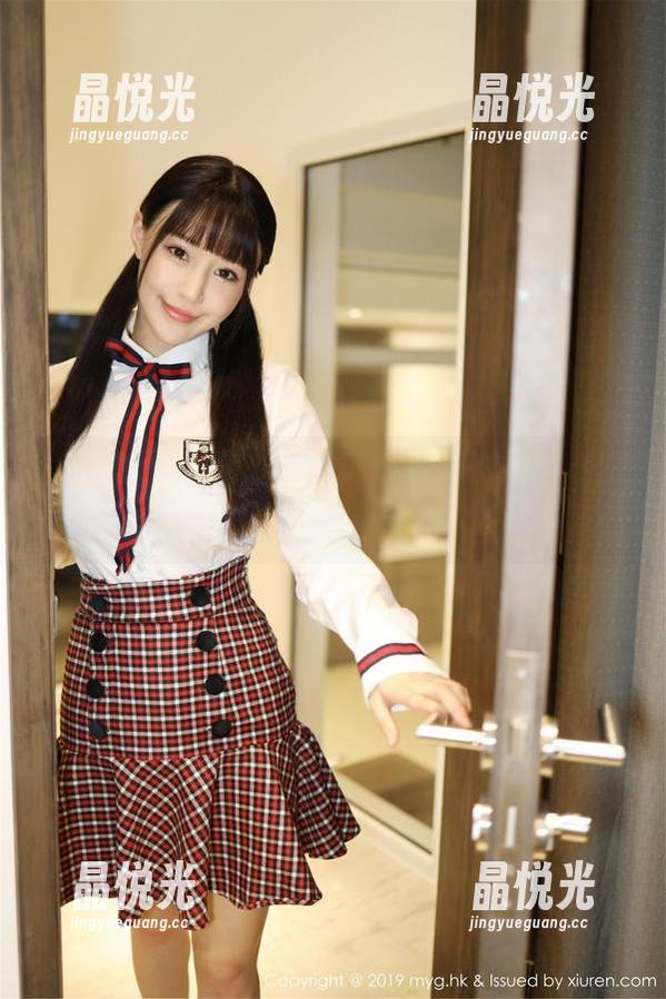 美媛馆 - 这组户外图集里的杨晓青儿，像是把春天的气息全都装进了镜头。