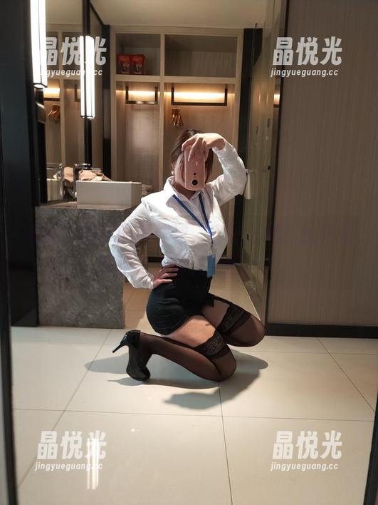 套图中的自闭颜球球，皮衣搭配？我只看到了太多撩人的眼神！