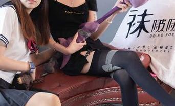 袜啵啵 – 奶油做瑜伽，懵逼中的老头乐挠脚可还行？在线图集一搜即中！