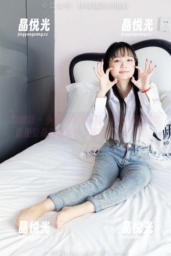 袜啵啵 - 小沫的高清写真：做秘书的同时顺便变身创意女神，这职场多姿多彩。