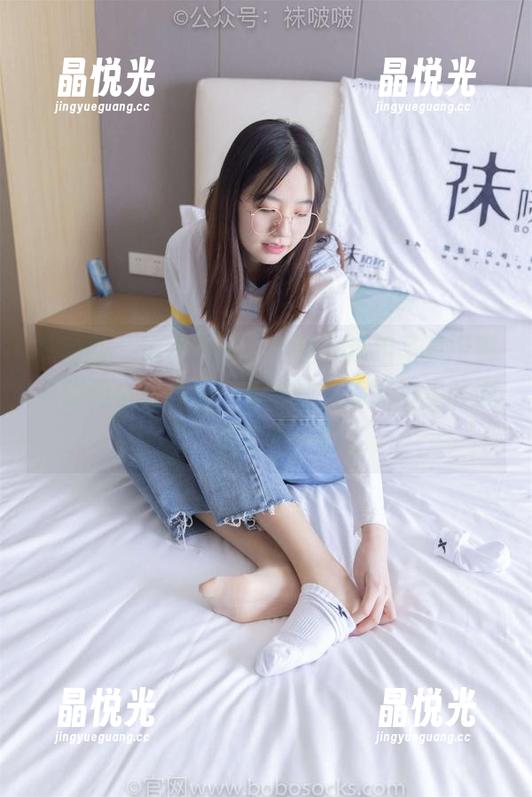袜啵啵 - 说得也是，小甜豆这组写真中那只脚的小腿白丝，有种让人停下脚步的魔力，果然不一般。