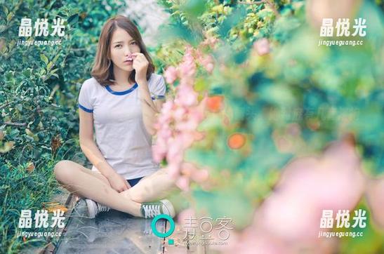 青豆客 - 求助！谭晓彤浴室最新图包里的镜头，她到底有几套浴袍？