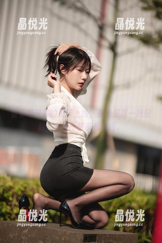香草喵露露的吊带上线，原图里那一抹轻松，令人不禁多看几眼。