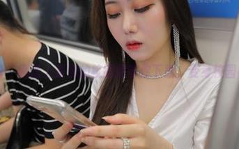 魔镜街拍 – 网盘上曼曼的校服照等你下载，变身校园小偶像！