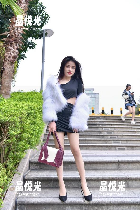 魔镜街拍 - 原图私房在这里，萌宝儿的包臀裙肉丝还真让人想多看几眼，哈哈镜效果真不错呀。